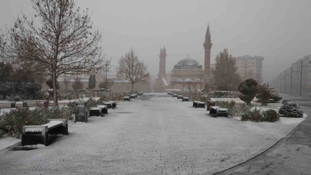 Sivas’ta kar ve soğuk hava etkisini sürdürüyor