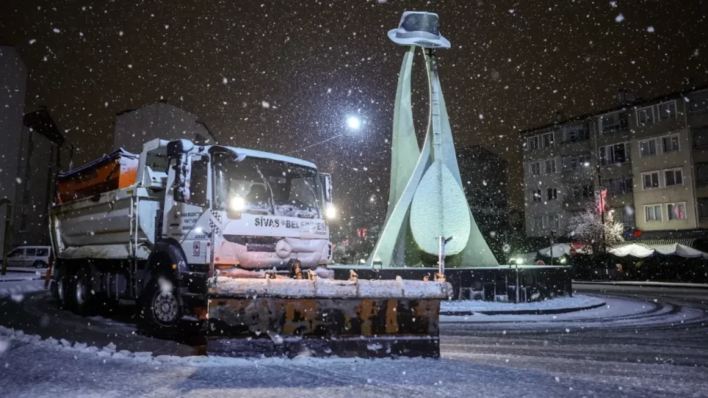 Sivas’ta karla mücadele 24 saat aralıksız devam ediyor