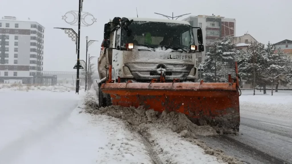 Sivas’ta karla mücadele çalışmaları hız kesmeden devam ediyor