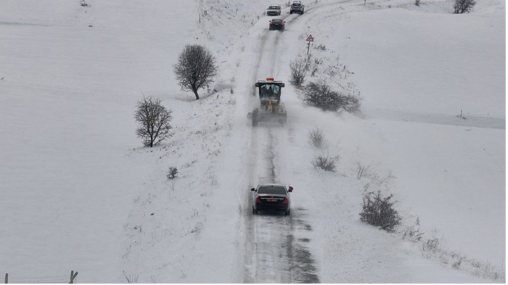 Sivas’ta karla mücadele: Hasta sevkiyatı ve köy yol çalışmaları