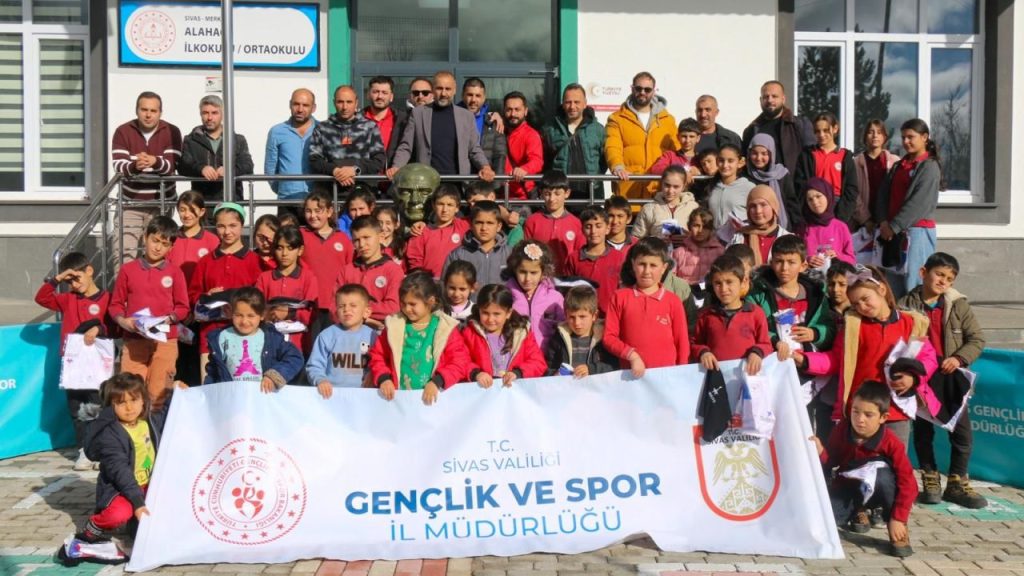 Sivas’ta Öğrencilere Spor Etkinliği ve Sokak Oyunları Düzenlendi