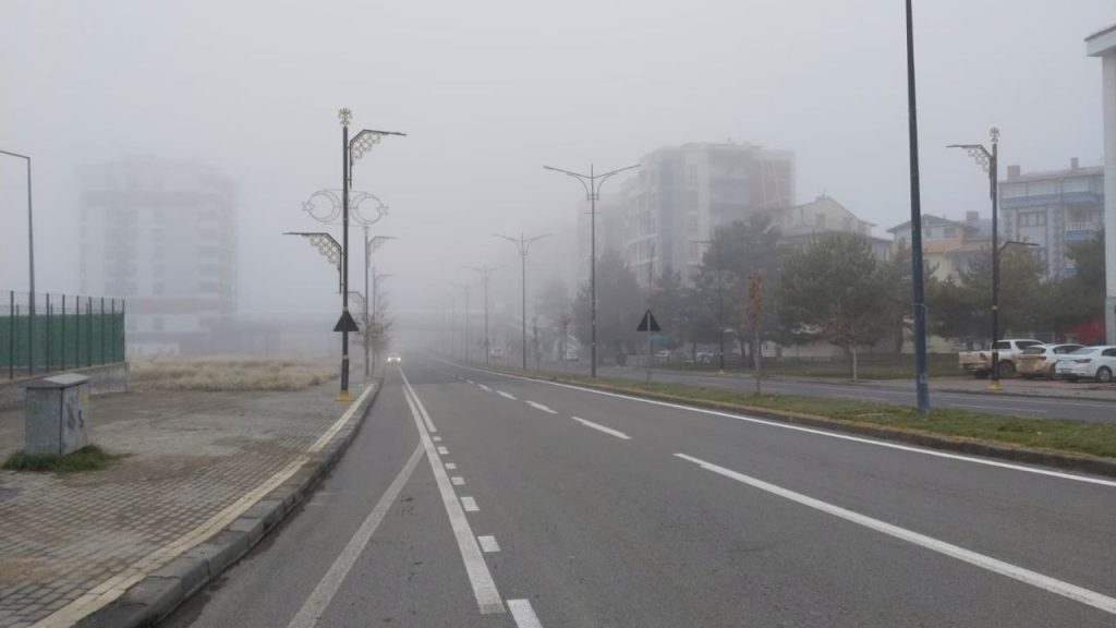 Sivas’ta sis ve elektrik arızası trafik güvenliğini tehlikeye attı