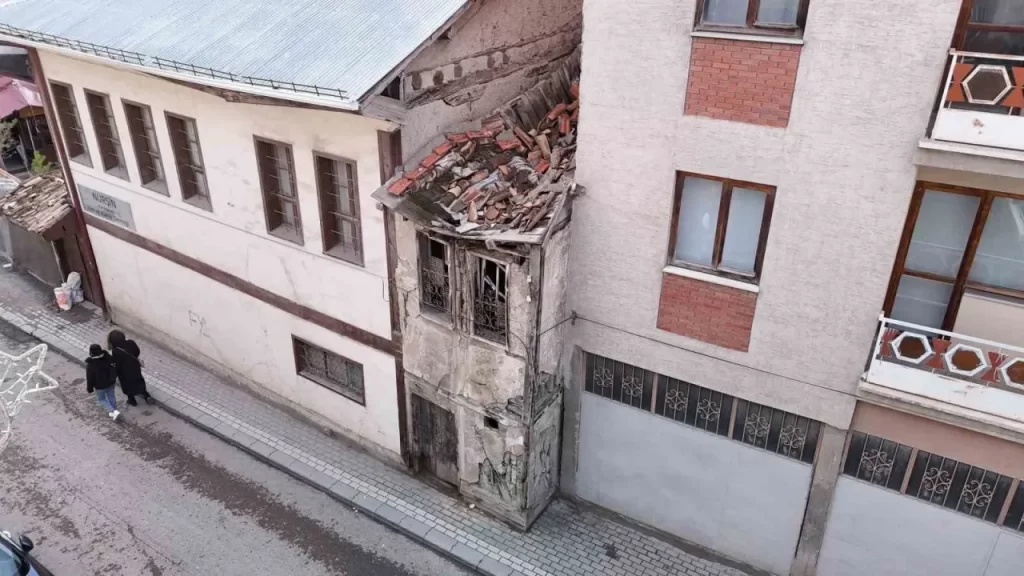 Sivas’ta Tarihi Metruk Bina Rüzgarla Çözülecek Gibi Görünüyor