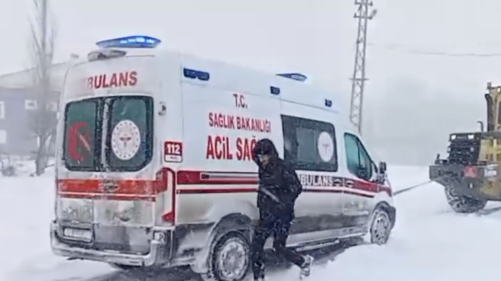 Sivas’ta yoğun kar altında sağlık operasyonu başarıyla tamamlandı