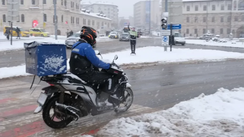 Sivas’ta yoğun kar ve soğuklar motokuryeleri zor durumda bırakıyor