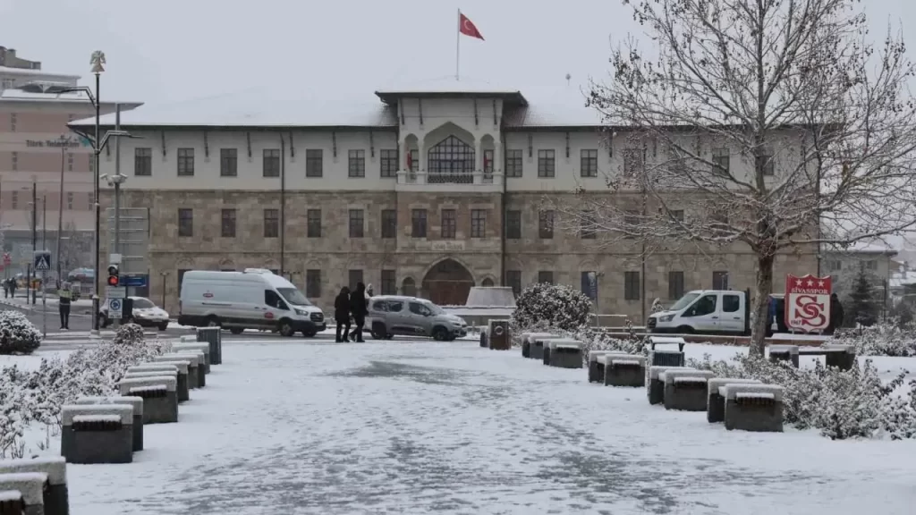 Sivas’ta Yoğun Kar Yağışı Kaydı, Vatandaşlar Kar Keyfi Yaşıyor