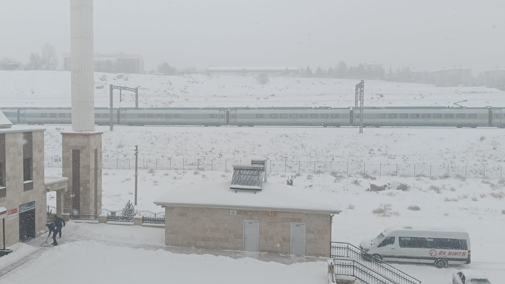 Sivas’ta Yoğun Kar Yağışı Ulaşımı Olumsuz Etkiledi