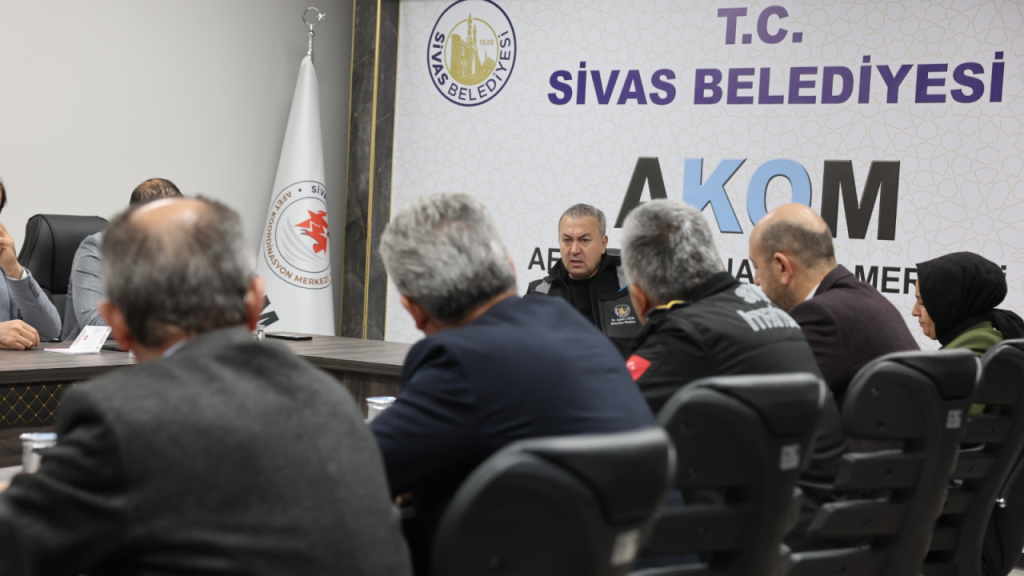 Sivas’ta yoğun karla mücadele aralıksız sürüyor