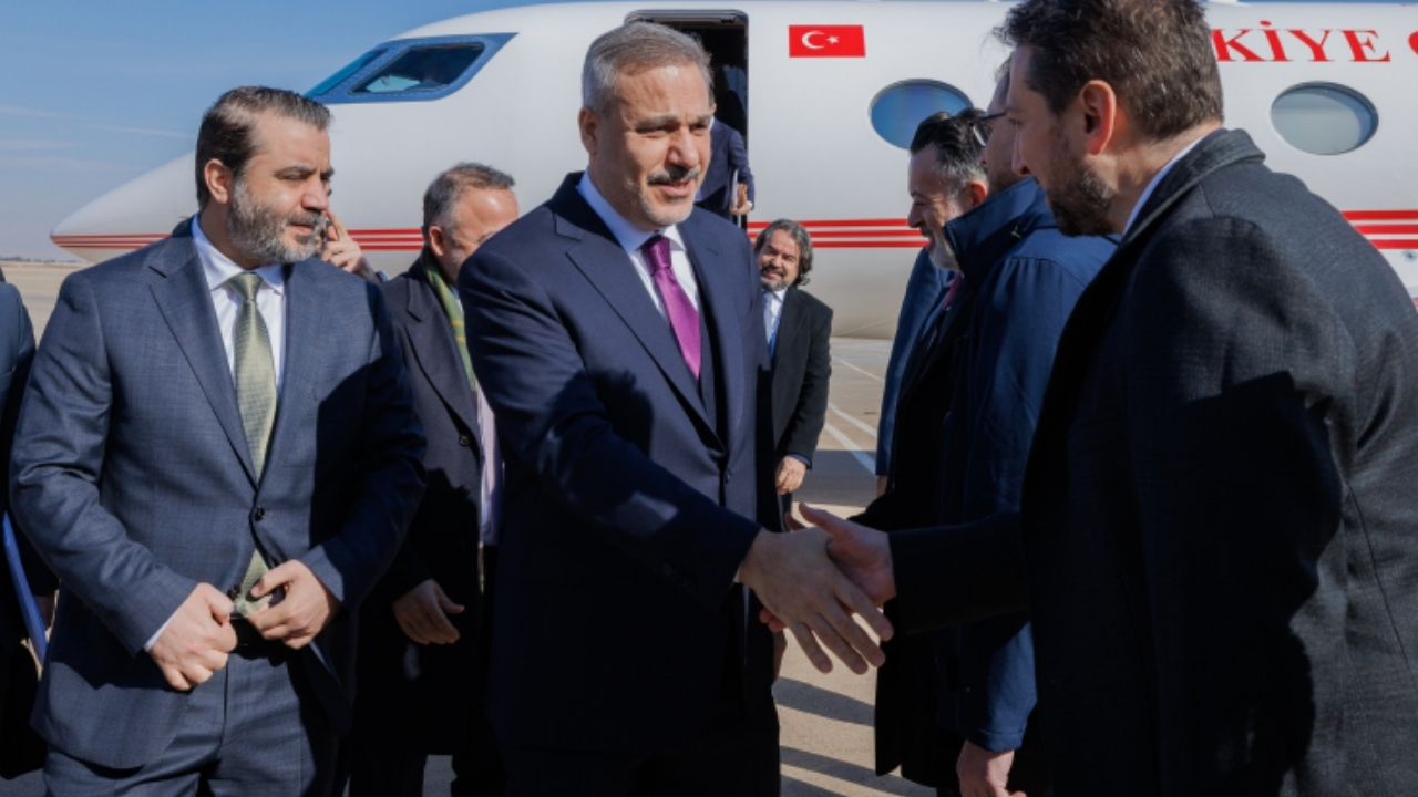 ANKARA-BHA Ziyaret kapsamında, Esad rejiminin devrilmesinin birinci yıl dönümünün ardından geçen süreçte Türkiye – Suriye ilişkilerinin siyasi, ekonomik ve güvenlik boyutlarıyla kapsamlı şekilde ele alınacağı bildirildi. Görüşmelerde ayrıca, Türkiye’nin ulusal güvenlik öncelikleri açısından önem taşıyan 10 Mart Mutabakatı’nın uygulanma süreci değerlendirilecek.