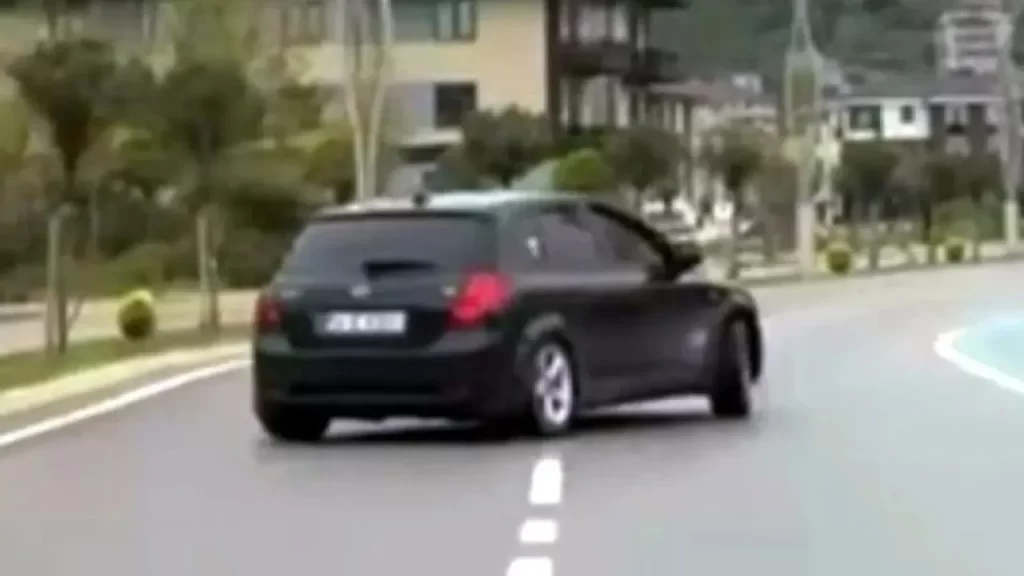 Sürücünün drift yaptığı otomobil polis ekiplerince durduruldu