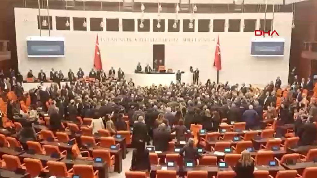 TBMM’de bütçe sonrası tansiyon yükseldi: Arbede çıktı