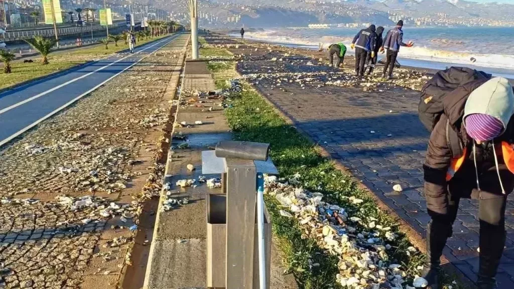 Trabzon’da Fırtına Sonrası Sahil Temizlik Çalışması