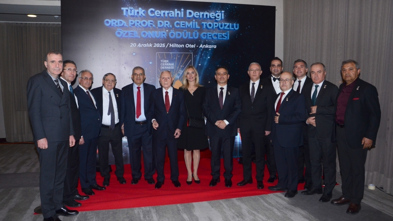 Türk Cerrahi Derneği’nin İlk Özel Onur Ödülü Prof. Dr. Mehmet Haberal’a Verildi