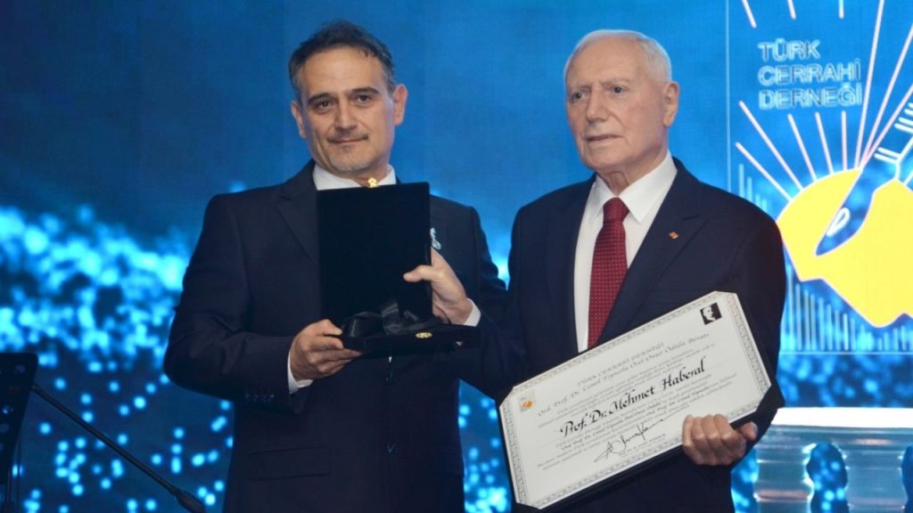 Türk Cerrahi Derneği’nden Prof. Dr. Mehmet Haberal’a onur ödülü
