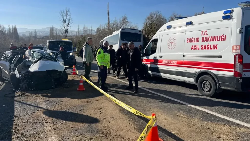 Ürgüp’te Midibüs ve Otomobil Çarpıştı: 11 Yaralı