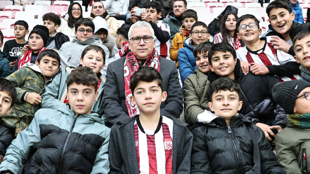 Vali Yılmaz Şimşek, Öğrencilerle Maçı İzledi