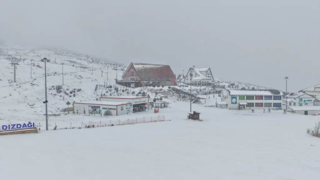 Yıldız Dağı Kayak Merkezi’nde Kar Sevinci Yaşanıyor