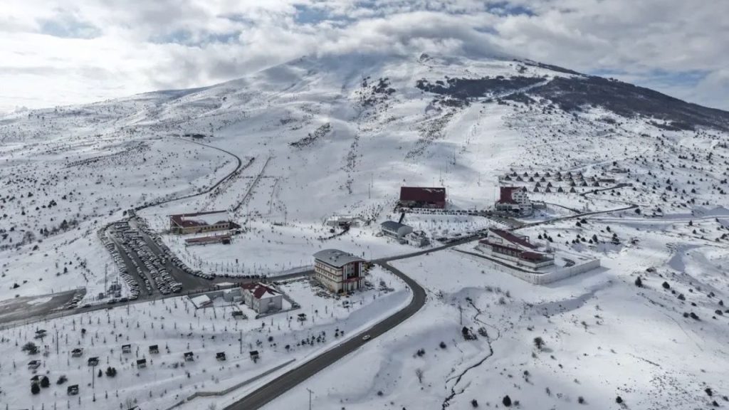 Yıldız Dağı Kayak Merkezi’nde Kar Yağışı Sezon Açılışını Bekliyor