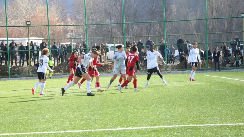 Yüksekova Spor Kadınlar Sahasında Beşiktaş ile Karşılaştı
