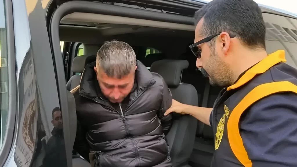 Aldığı darbeyle yere yığılan öğretmene silahlı saldırı gerçekleştirildi