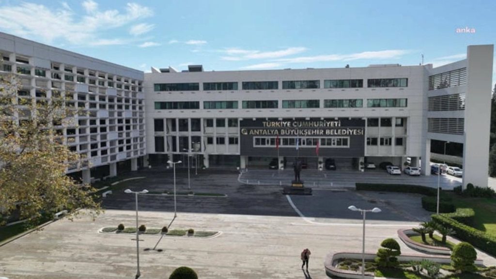 Antalya’da Belediyeye Yönelik Operasyon: 14 Görevli Gözaltında