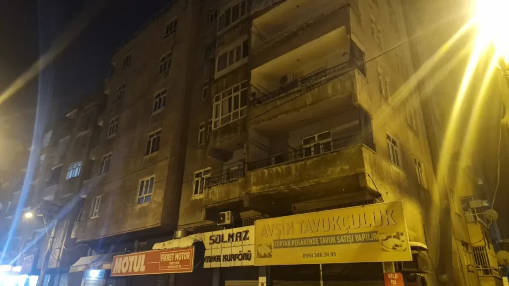 Bağlar’da 5 katlı apartmanda kolon çatlağı paniği