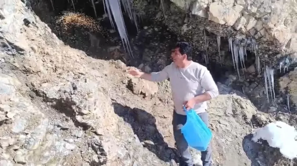 Beytüşşebap’ta kar, keklikleri köylere indirdi, gönüllüler yem bıraktı