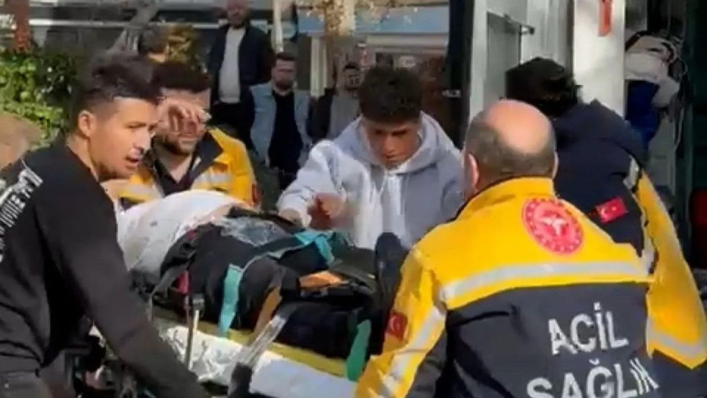 Borç Nedeniyle Silahlı Saldırı: Baba ve Oğulları Yaralandı