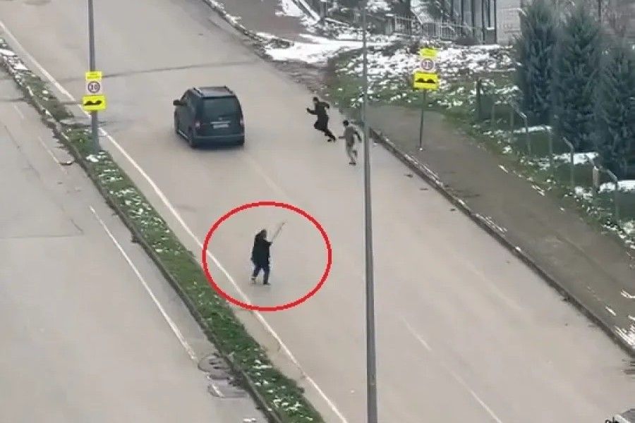 Çocukların kar Topu Saldırısı Şoförleri Kovaladı