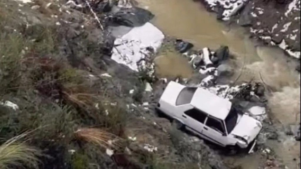 Defne’de kontrolden çıkan araç dereye uçtu, sürücü son anda kurtuldu