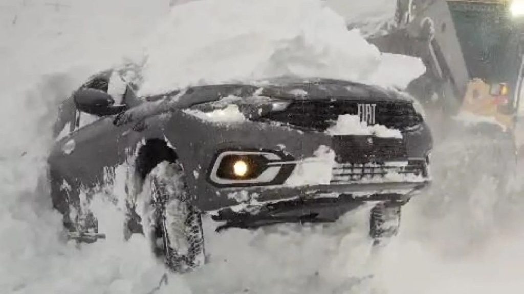 Eğribel Geçidi’nde Yoğun Kar ve Tipi Etkili Oluyor