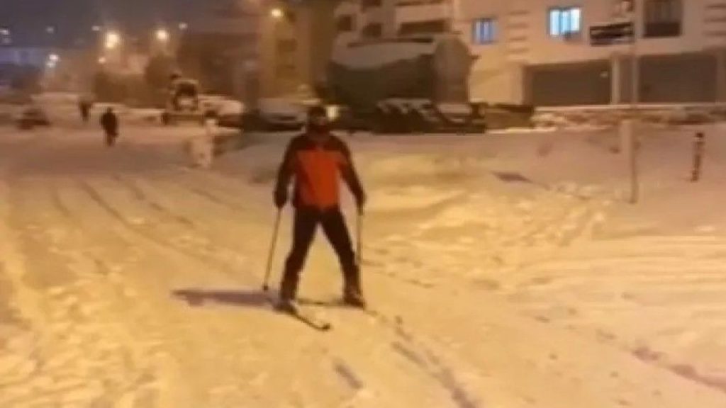 Elazığ’da kar sonrası vatandaş kayak yaparken görüntülendi