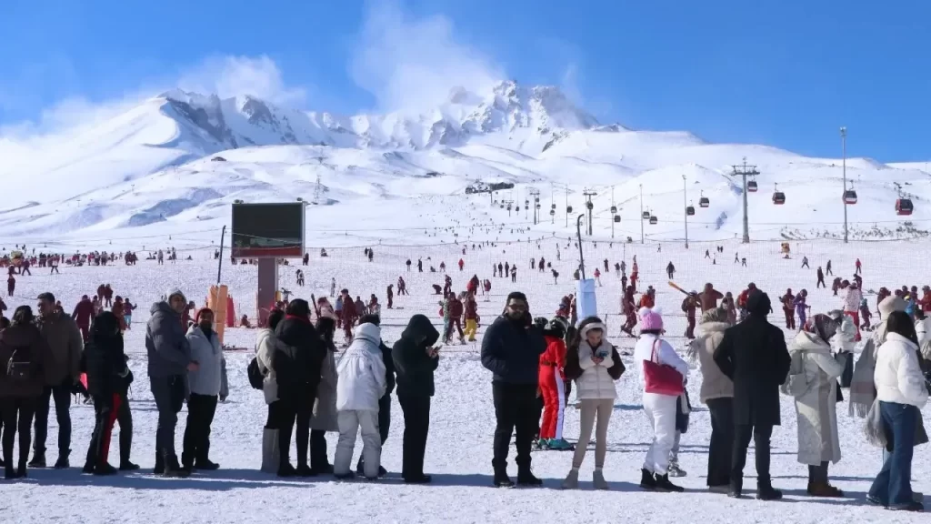Erciyes Kayak Merkezi’nde hafta sonu yoğunluğu sürüyor