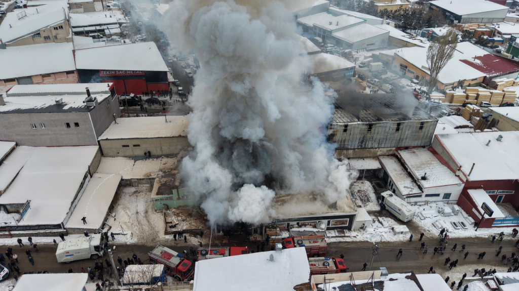 Erzurum’daki Mobilya Atölyesinde Patlama ve Yangın