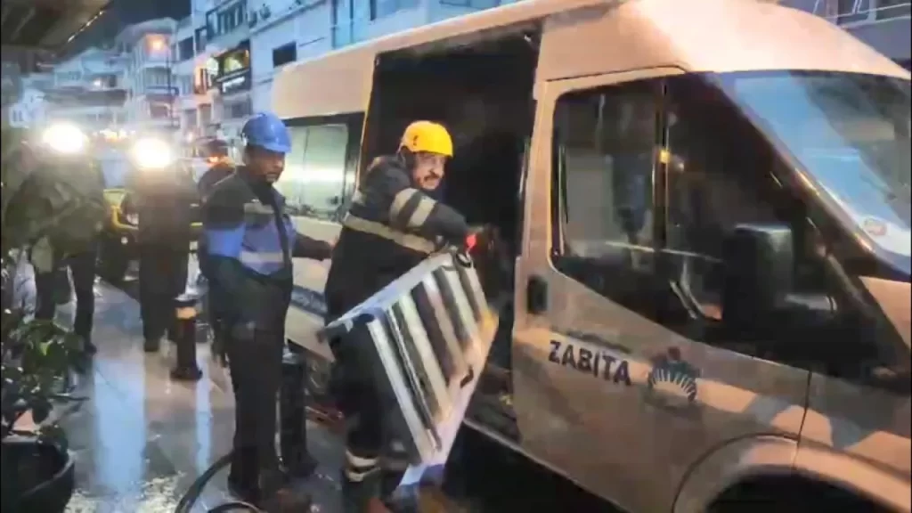 İBB Ekipleri Oteldeki Kaçak Yapıları Yıkıyor