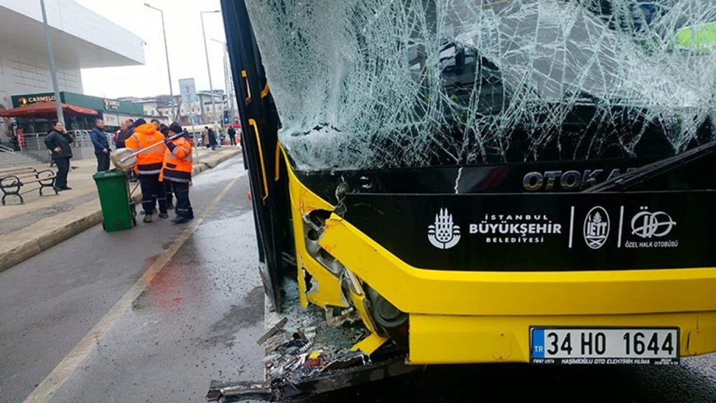 İstanbul Sancaktepe’de Çoklu Takla Atan Otobüsler Kazaya Neden Oldu
