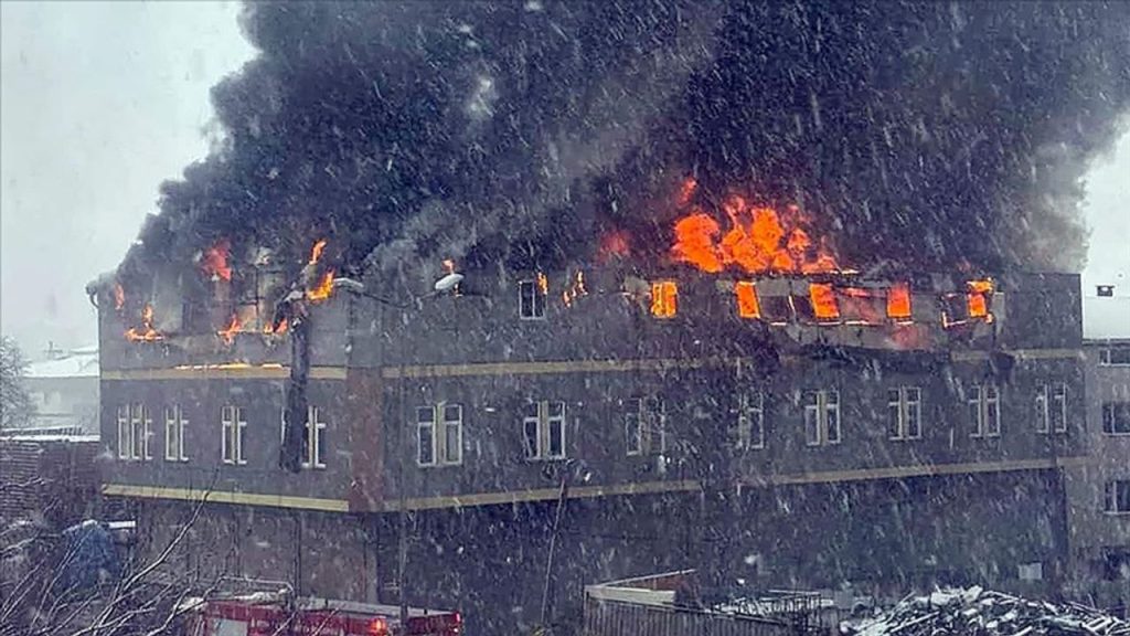 İstanbul’da Fabrikada Yangın: Çevre İlçelerden Takviye Ekipler Seferber Oldu