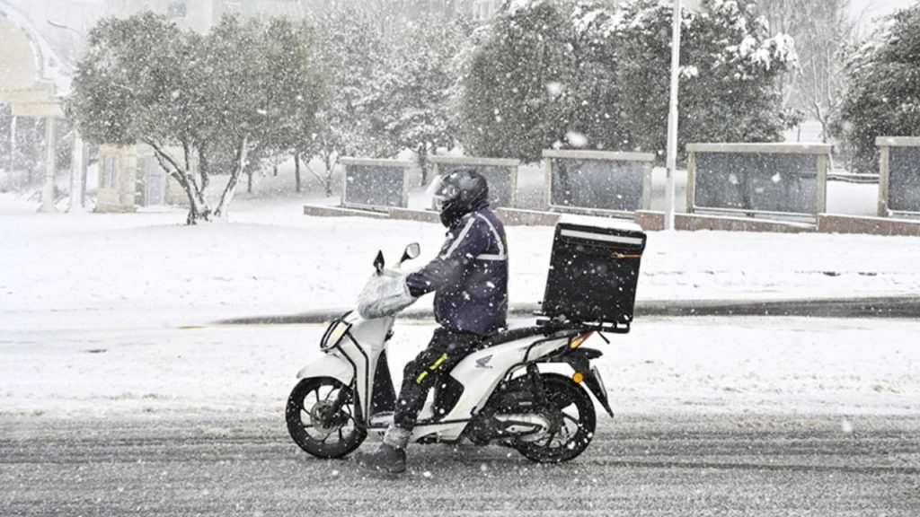 İstanbullu kuryelere kar ve buzlanma nedeniyle yasak