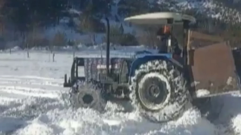 Kahramanmaraş’ta kar sevincine traktörlerle karşılık verdiler