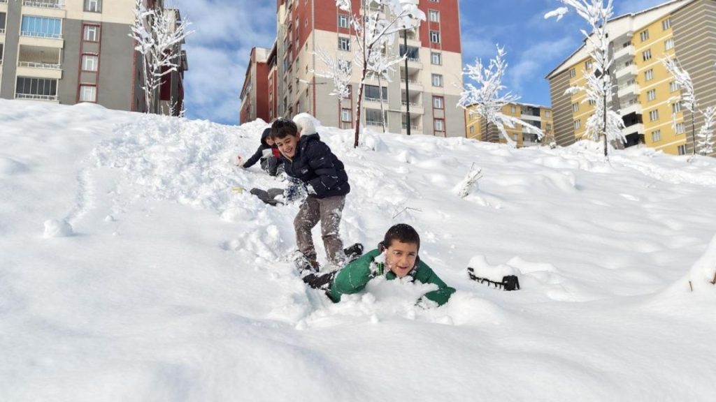 Kar ve buz nedeniyle birçok ilde okullar tatil edildi