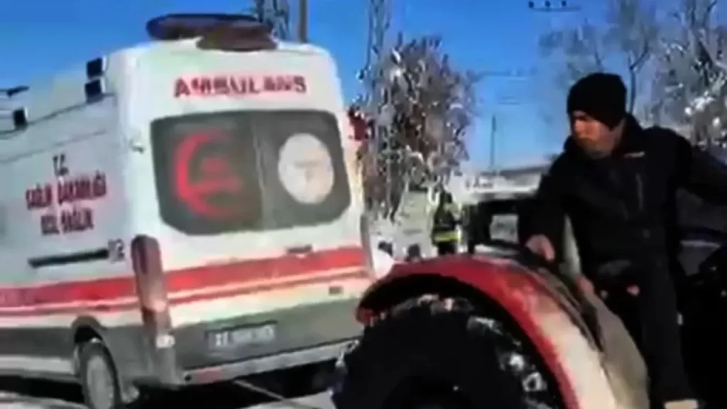 Kar ve buzlanma nedeniyle ambulans Mahallede sıkıştı