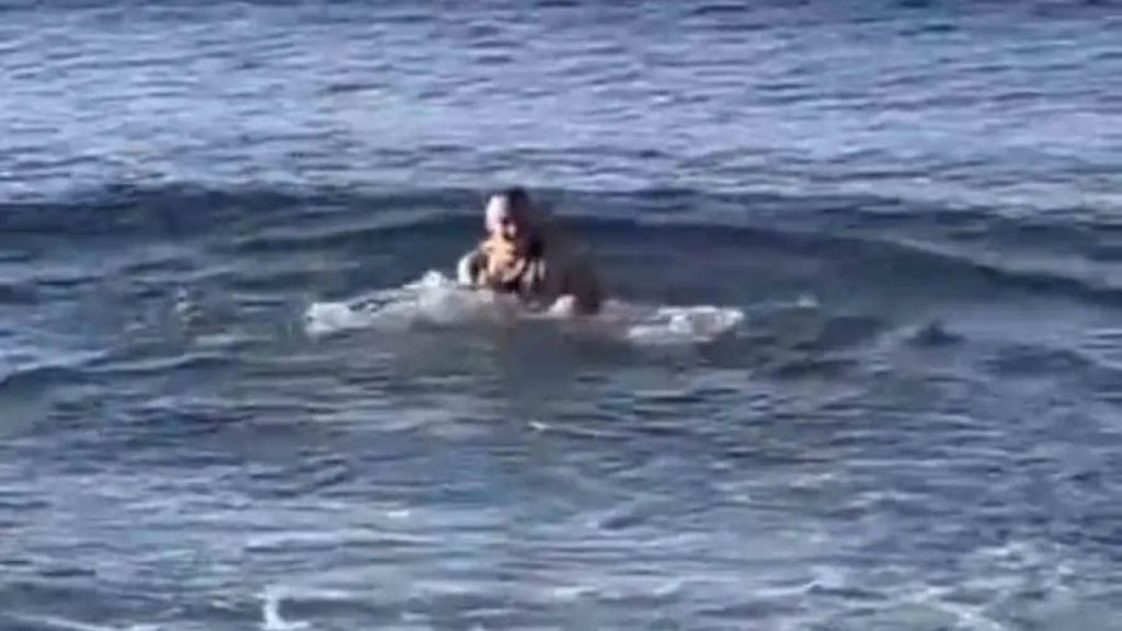 Kar ve soğuğa rağmen vatandaşlar denize girdi