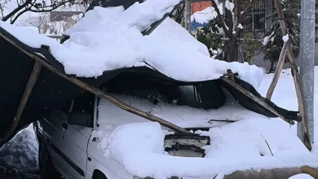 Kar Yağışı Nurdağı Sanayi Sitesi’nde Çatı Çökmelerine Neden Oldu