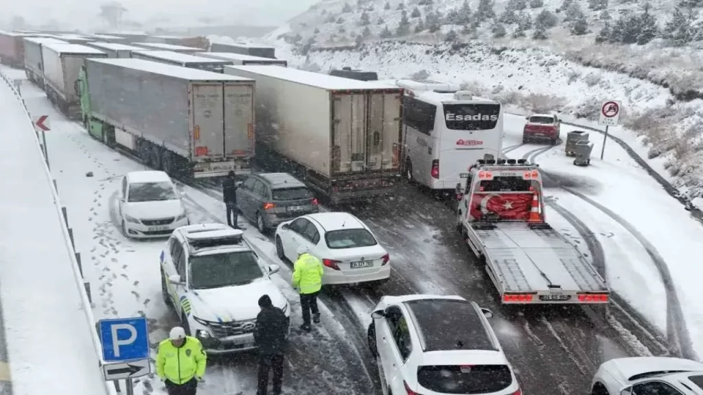 Kar yağışı ulaşımı olumsuz etkiliyor, yollar kapanma tehlikesi altında