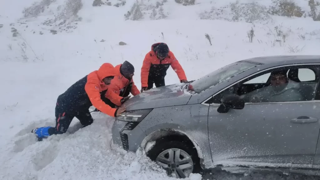 Kar Yağışı ve Tipi Şehirde Hayatı Olumsuz Etkiledi