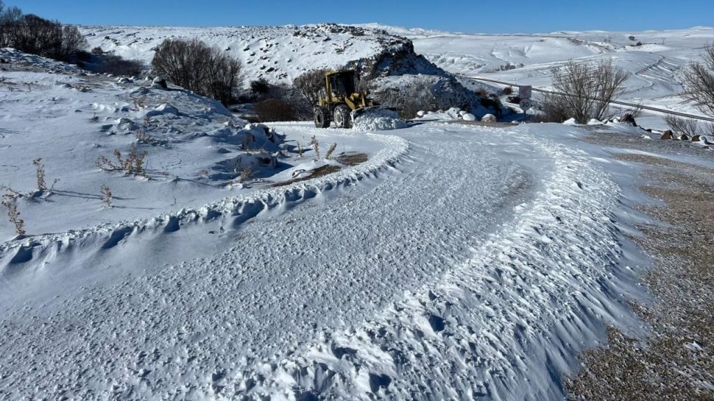 Kar Yağışı Yolu Kapanan Köyde Sağlık Hizmetini Kaptırmadı