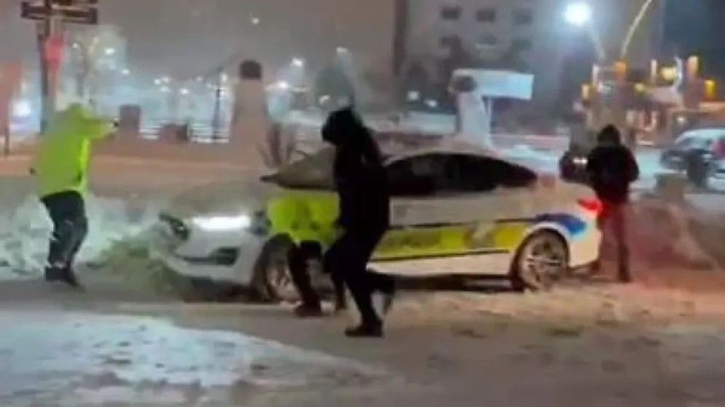 Kar Yağışının Etkisi Çocukların Eğlencesine Dönüştü