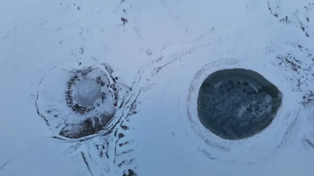 Karla kaplı Ağgöl ve Karagöl Kartpostallık Görüntüler Yaratıyor