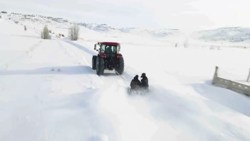 Karla Kaplı Köyde Traktörle Kayma ve Eğlence Röportajı