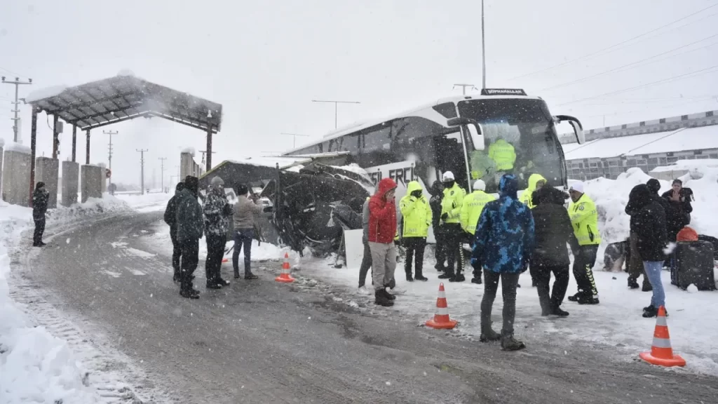 Kaza: Otobüs Kontrolünü Kaybedip Kulübeye Çarptı, 5 Yaralı